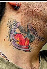 užsienio vyro kaklo gražus raudonos širdies tatuiruotės paveikslėlis
