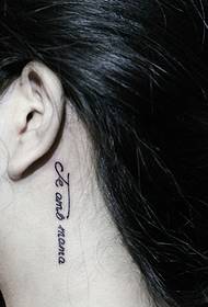 tatuazh i vogël i freskët i tatuazhit në anglisht në veshin e vajzës