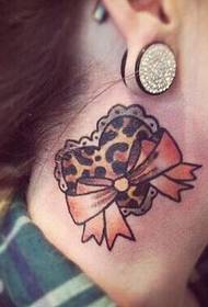 tjej hals snygg båge leopard kärlek tatuering bild
