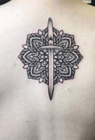 Tattoo cailín ar ais ar chúl an claíomh agus pictiúir tattoo mandala