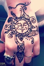 prekrasan uzorak tetovaže sunca za totem na stražnjoj strani ruke