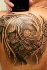 Samuraj tatuaj knaboj sur la dorso de la nigraj militantaj tatuaj bildoj