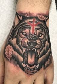 Tatuaggio testa di tigre modello maschio dipinto sul retro dell'immagine del tatuaggio testa di tigre