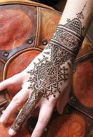 ouderwetse hand terug Henna tatoeëring is jonk