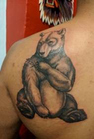 Riebalų tatuiruotės berniukai ant nugaros juodo lokio tatuiruotės paveikslėlyje