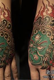 il dorso della mano del ragazzo non muove il disegno del tatuaggio avatar