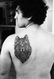 tatuaż z tyłu mężczyzna student z tyłu obraz tatuaż czarny głowa wilka