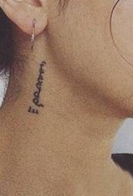 Mädchen Nackentattoo Mädchen minimalistisches Tattoo Bild auf dem Nacken