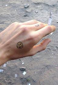 shprehje e bukur në anën e pasme të tatuazhit të dorës