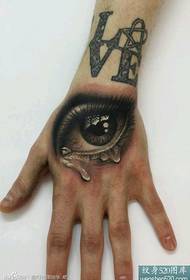 tato mata 3d realistis di bagian belakang pola tangan