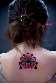 foto tatuaggio fiore loto rosso collo posteriore