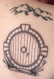 tatuaggio geometrico maschio torna sulla foto del tatuaggio geometrico nero