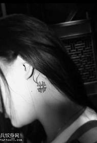 ຮູບແບບ tattoo clover ສີ່ໃບ - ໂຊກດີ