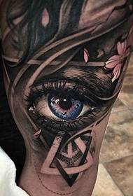 Grande immagine molto realistica del tatuaggio dell'occhio 3d