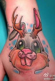 słodki tatuaż królika z tyłu dłoni