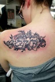 kembang sareng gadis tato pola awéwé Inggris dina tonggong kembang sareng gambar tato Inggris