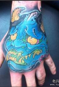 un modello di tatuaggio geniale con una tendenza alla moda sul dorso della mano