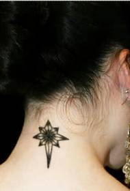 Djevojka Lijepa i svježa totemska tetovaža slika iza vrata
