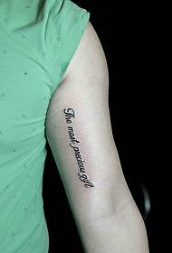 una semplice immagine del tatuaggio inglese nascosta all'interno del braccio