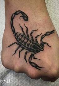 тетоважа шкорпиона на стражњој страни руке