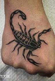 skorpiono tatuiruotė ant rankos nugaros