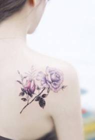 Modello posteriore del tatuaggio Modello femminile fresco del tatuaggio della parte posteriore di bellezza