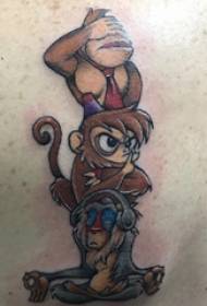 Tatuoitu apinapoika vilkkaan apinan tatuointikuvan takana