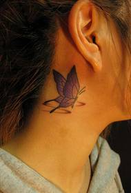 lijepa i lijepa slika uzorka tetovaže leptira na vratu djevojke
