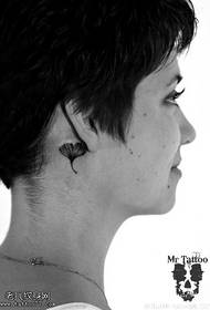 Модел на татуировка на листа от гинко зад ухото