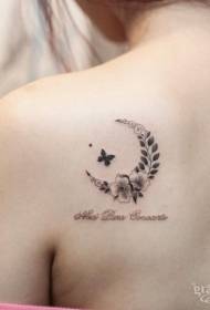 заднее плечо девушки красивый и свежий рисунок татуировки