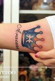krásné souhvězdí s hvězdnou korunou tetování vzorem na zadní straně ruky