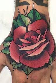 férfi kézzel vonzó, vörös rózsa tetoválás mintája