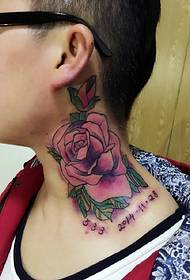 oszałamiający tatuaż kwiatowy na szyi
