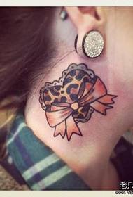 mergaitės kaklo lankas leopardas meilės tatuiruotė modelis