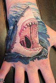 modeli i tatuazhit të peshkaqenit nga dora