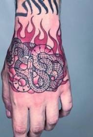 рука татуювання чоловічої руки на задній частині кольорового малюнка татуювання змії