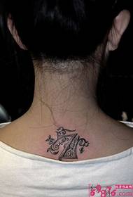 Foto de tatuaje de letra Z popular de cuello trasero