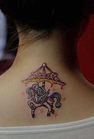 modello del tatuaggio della piccola giostra del collo della ragazza