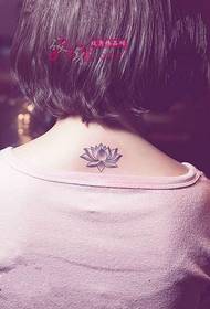 klara malgranda lotuso malantaŭa kolo tatuaje bildo