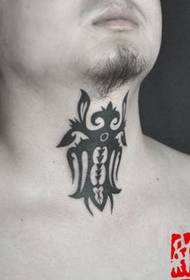 Cou beau motif de tatouage totem