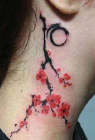 дівчина на шиї частина красивого малюнка татуювання сливи