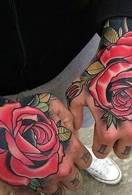 um grupo de mãos com um padrão de tatuagem de fragrância rosa
