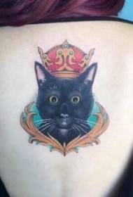 Nena de espalda tatuaxe na parte traseira da coroa e cadro de tatuaxe de gato
