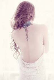 moda chica cuello espalda personalidad alternativa tótem tatuaje figura