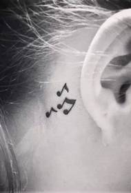 мала тетоважа скривена иза уха