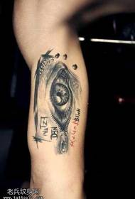 patrón de tatuaje de ojo realista del brazo