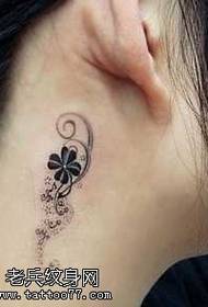 oor mooie bloem wijnstok tattoo patroon