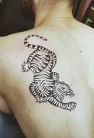老虎图腾纹身 男生后背上黑色的老虎纹身图片
