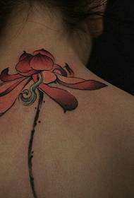 ຮູບແບບ tattoo lotus ສີຢູ່ຄໍຂອງເດັກຍິງ