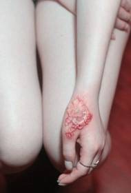 boca de tigre cicatrices cubiertas patrón de tatuaje de flor pequeña rosa